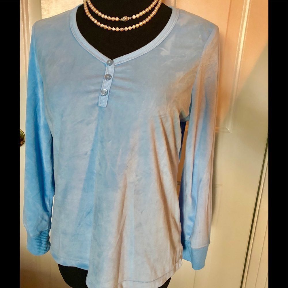 Beautiful super soft sweater by Jasmine Rose in PS